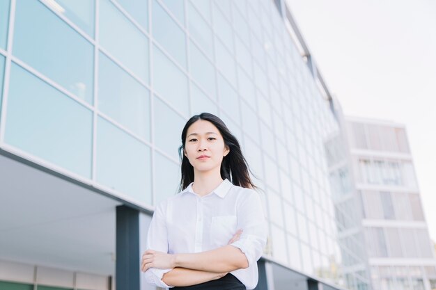 Femme d&#39;affaires avec les bras croisés