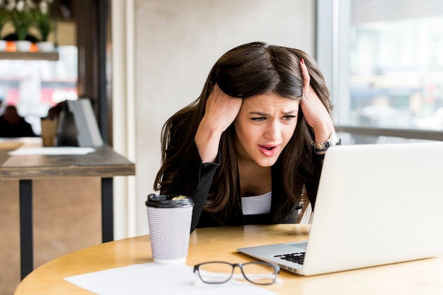 Femme d&#39;affaires brune désespérée