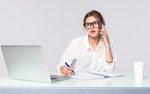 Femme affaires, bureau, ordinateur portable, conversation, téléphone, isolé, blanc, fond