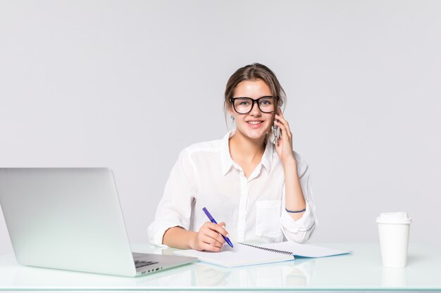 Femme affaires, bureau, ordinateur portable, conversation, téléphone, isolé, blanc, fond