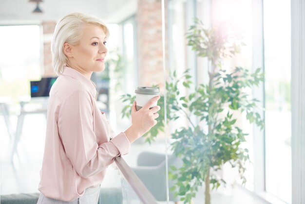 femme affaires, à, café, regarder fenêtre