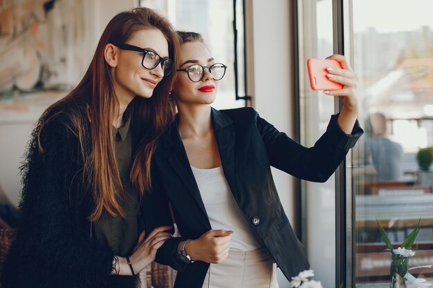 Femme affaires, café