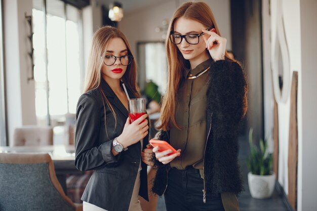 Femme affaires, café