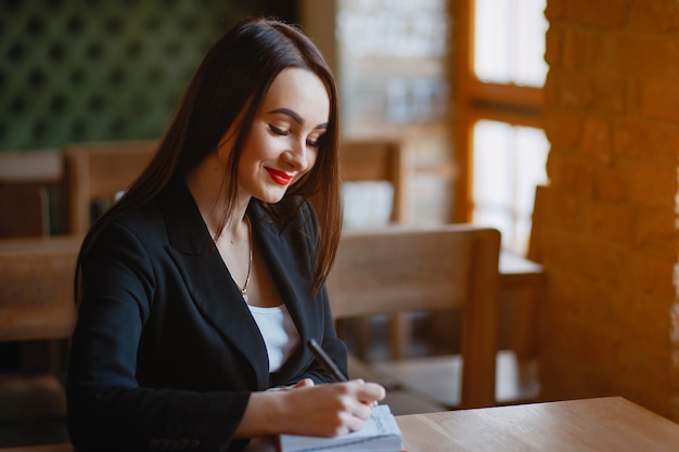 Femme affaires, café