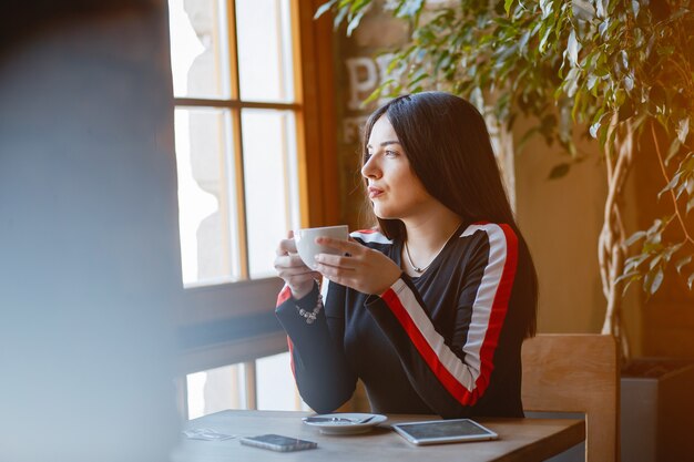 Femme affaires, café