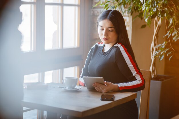 Femme affaires, café