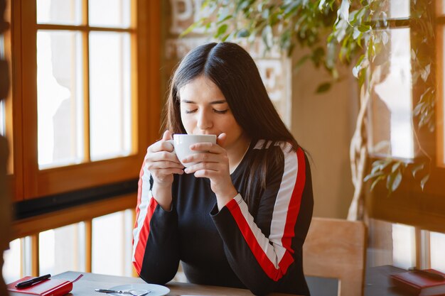 Femme affaires, café