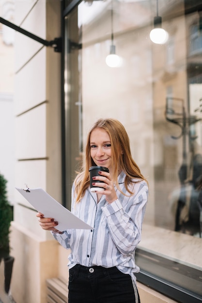 Femme d'affaires avec café