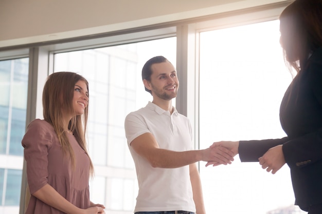 Femme affaires, clients, serrer la main, réunion, salutation, poignée de main