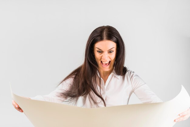 Femme d&#39;affaires en colère en regardant papier Whatman