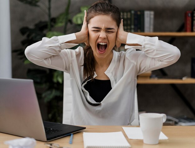 Femme d'affaires à la colère tout en travaillant à domicile