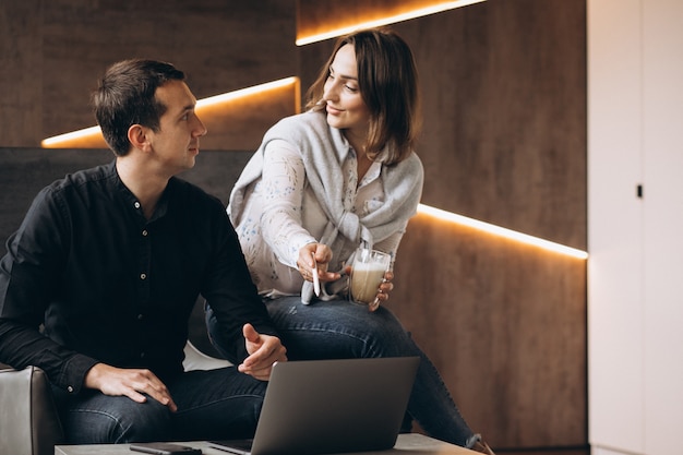 Femme d'affaires et collègues homme d'affaires travaillant sur ordinateur portable