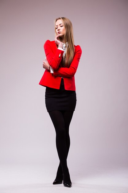 Femme d'affaires complet du corps debout isolé sur un mur blanc avec espace de copie.