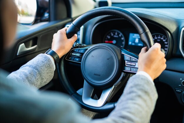 Femme affaires, conduite, elle, voiture