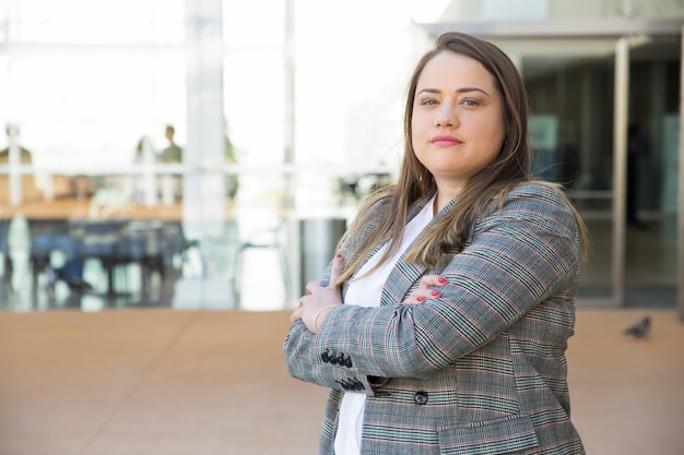 Femme d&#39;affaires confiant se présentant à l&#39;extérieur de la caméra