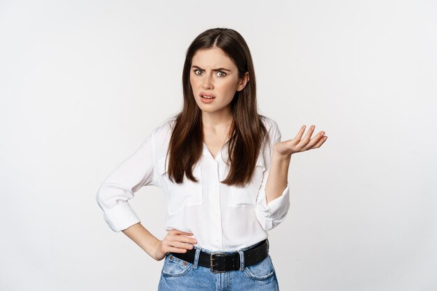 Une femme d'affaires confuse qui a l'air désemparée et ennuyée ne peut pas comprendre qch étrange se serrant la main et s...