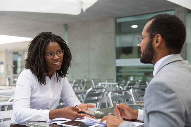 Femme d'affaires consultant des experts juridiques