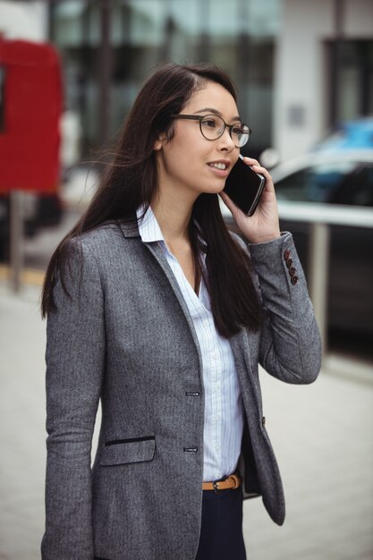 Femme affaires, conversation téléphone mobile