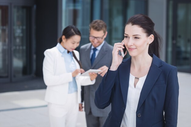 Femme affaires, conversation téléphone mobile