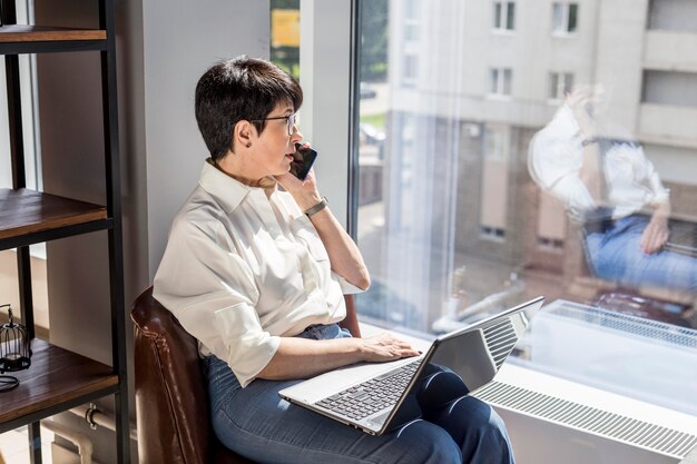 Femme affaires, conversation, sur, les, téléphone, vue côté