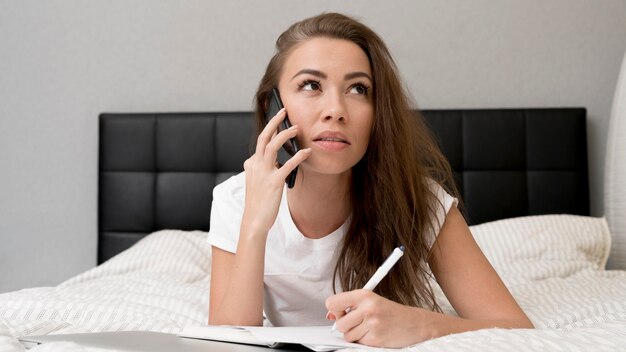 Femme affaires, conversation téléphone