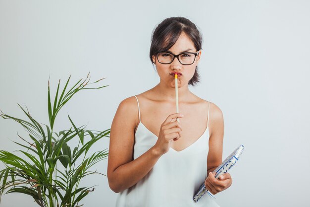 Femme d&#39;affaires avec le crayon sur ses lèvres