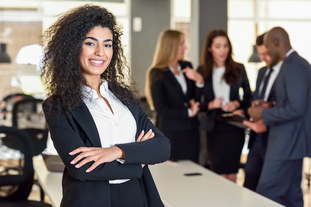 Photo gratuite femme d'affaires dans un bureau moderne avec des hommes d'affaires travaillant