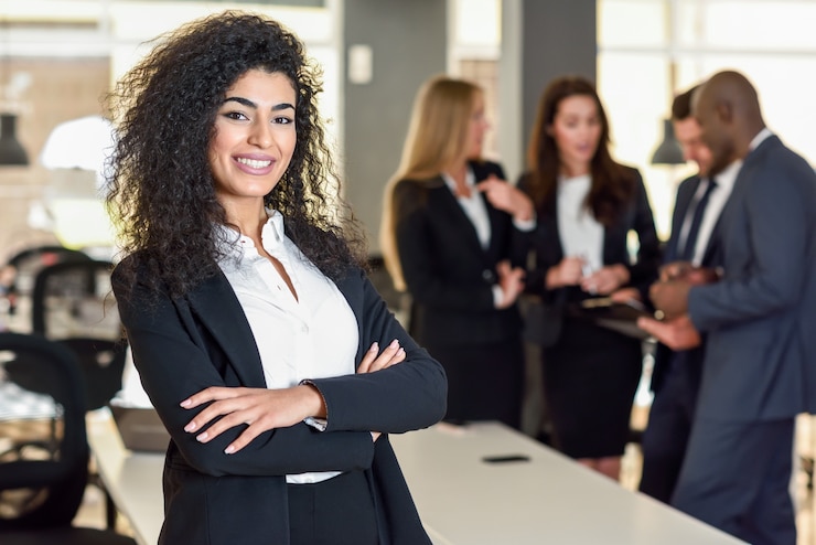Photo gratuit femme d&#39;affaires dans un bureau moderne avec des hommes d&#39;affaires travaillant