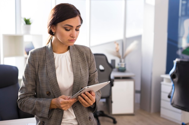 Femme affaires, dans, bureau, regarder, tablette