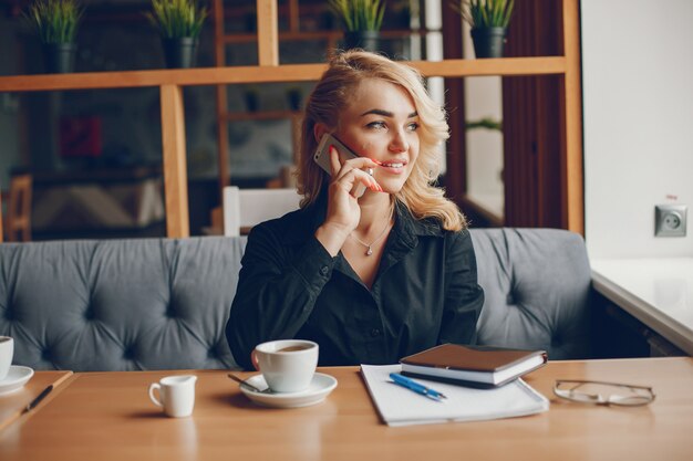 femme d&#39;affaires dans un caffe