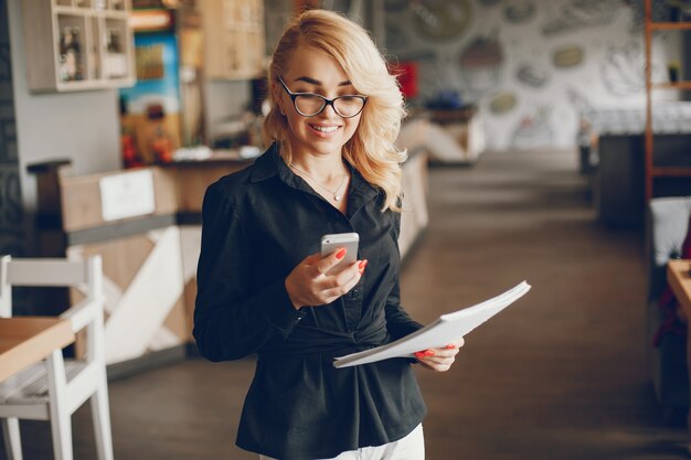 femme d&#39;affaires dans un caffe