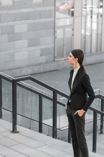 Femme d&#39;affaires dans les escaliers