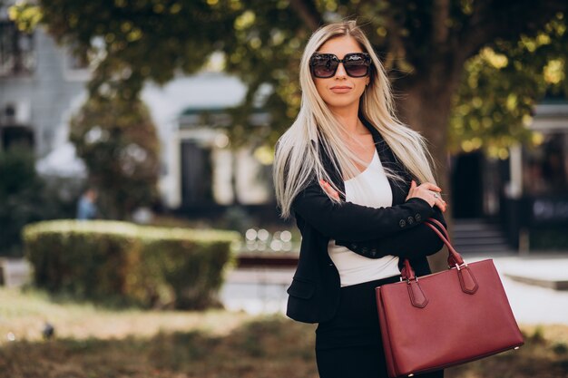 Femme affaires, dans parc, à, sac rouge