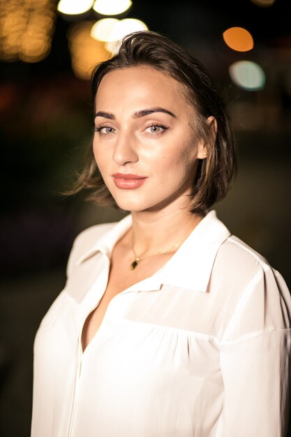 Femme d&#39;affaires dans la rue du soir