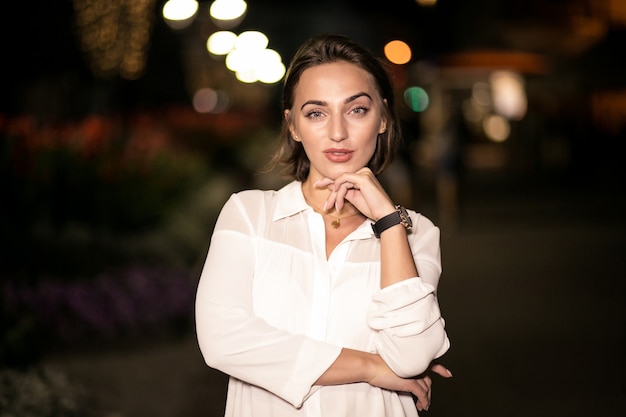 Femme d&#39;affaires dans la rue du soir