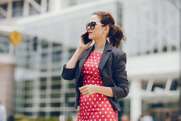 femme d&#39;affaires dans une ville d&#39;été