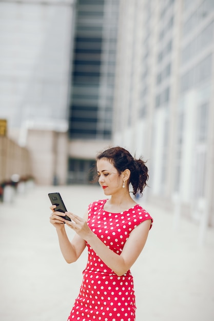 femme d&#39;affaires dans une ville d&#39;été