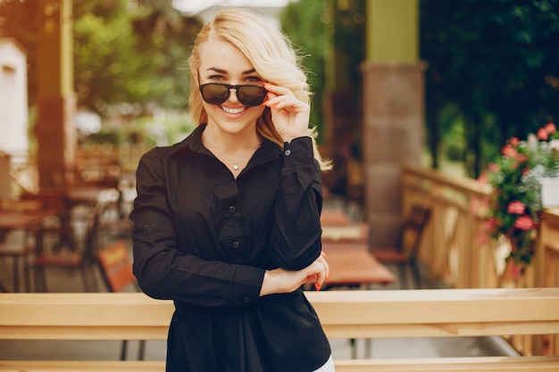 femme d&#39;affaires dans une ville