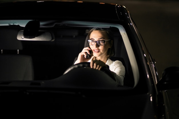 Femme d&#39;affaires dans la voiture