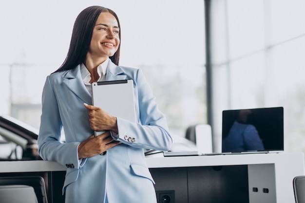 Femme d'affaires debout au bureau avec tablette dans les mains