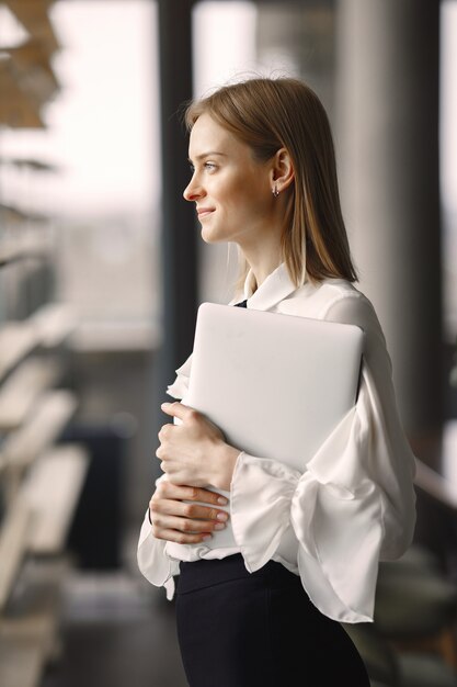 Femme affaires, debout, bureau, ordinateur portable