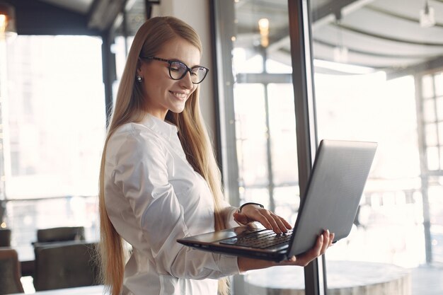 Femme affaires, debout, bureau, ordinateur portable