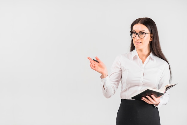 Femme affaires, debout, à, cahier