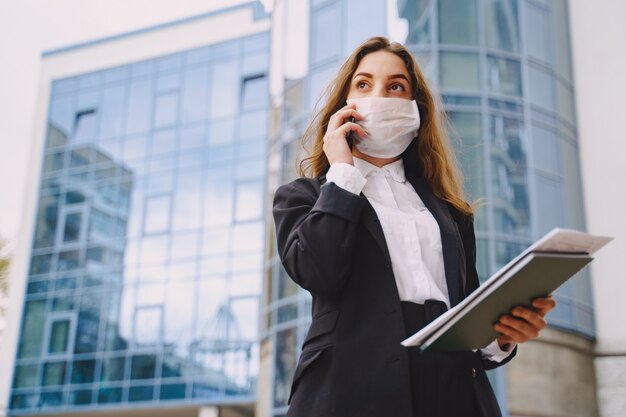 Femme affaires, debout, Dehors, ville, bureau, bâtiment