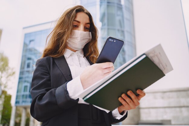 Femme affaires, debout, Dehors, ville, bureau, bâtiment