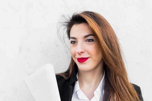 Femme d'affaires debout avec des papiers