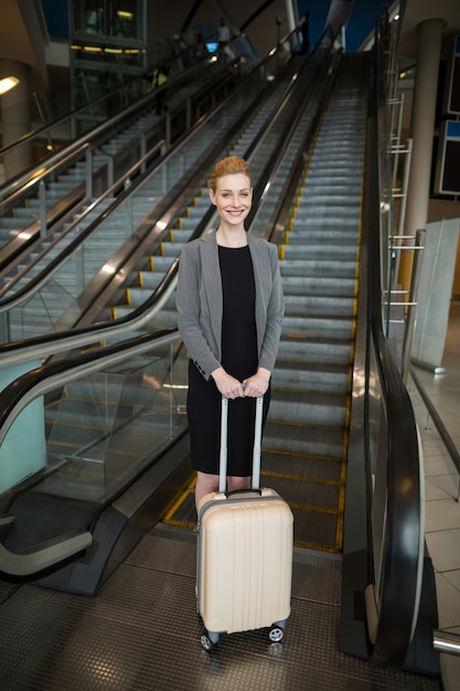 Femme affaires, debout, près, escalator, à, bagages