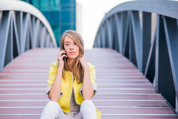 Femme d&#39;affaires en dehors du bureau sur téléphone portable