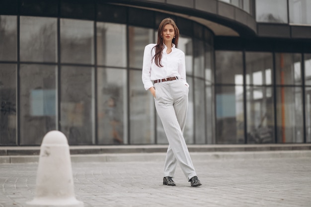 Femme d&#39;affaires en dehors de la rue