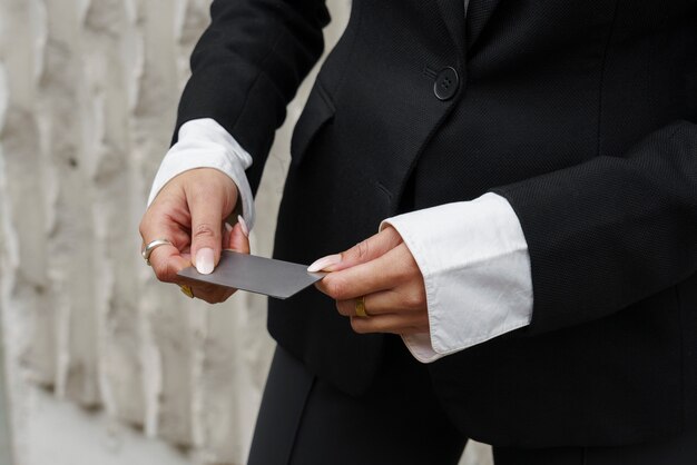 Femme d&#39;affaires détenant une carte de crédit